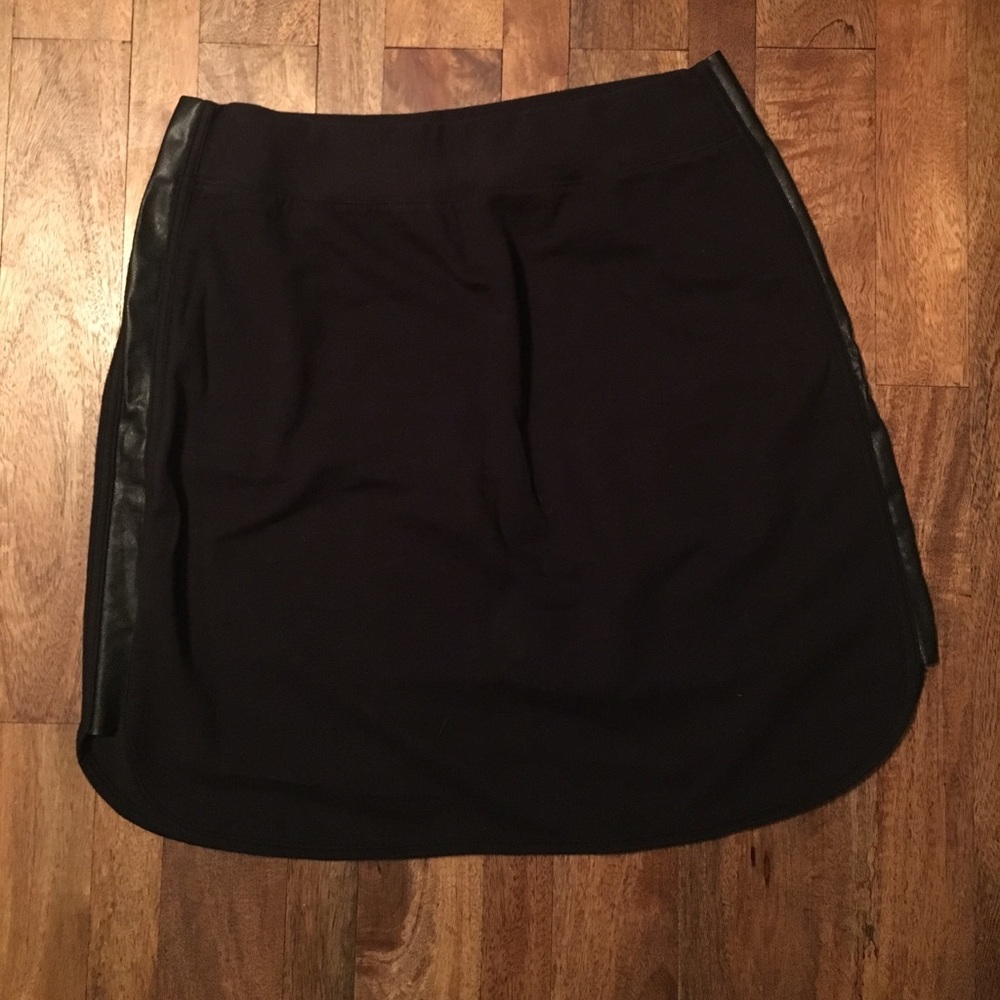 Adorable SPLENDID midiskirt w/ faux leather detail